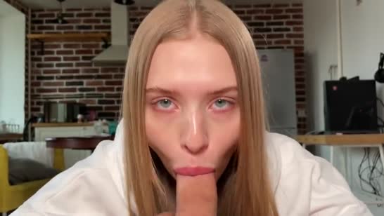 Самку с большой задницей приходуют на кровати раком 6