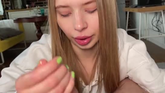 Самку с большой задницей приходуют на кровати раком 7