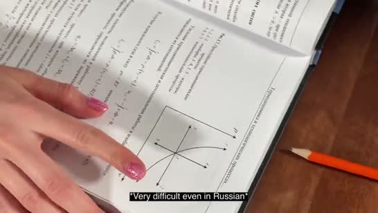 Симпотная очкастая чика классно делает минет 1