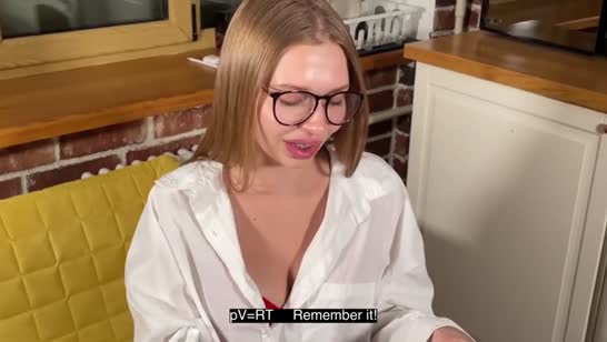 Симпотная очкастая чика классно делает минет