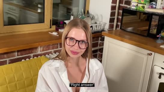 Симпотная очкастая чика классно делает минет 3