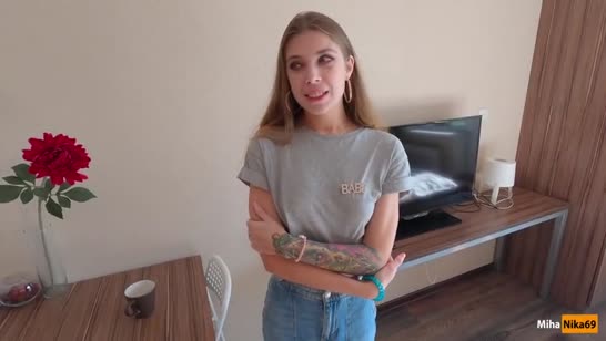 Девочка оголяет свои сиськи и снимает домашку на телефон 1