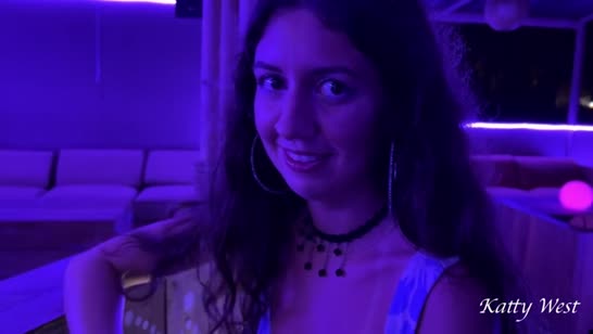 Подпитая русская бабенка быстро расчехлила свою попку 1