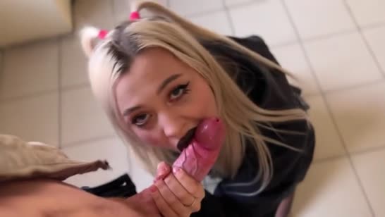 Эмо соседка без проблем светит своей жопой