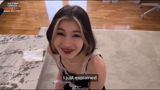 Молодая горничная носила слишком откровенную униформу