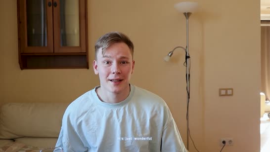 Паренек помог молодой девушке поднять настроение