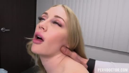 Доктор осмотрел Emma Starletto и чпокнул ее на кушетке 7