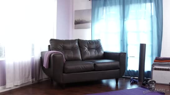 Ненасытная девочка кончает от жесткого секса 1