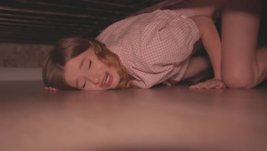 Сводная сестра застряла под кроватью и чувак живо отодрал ее 3