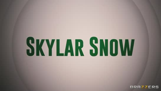 Грудастая Skylar Snow возбудила самца страстным минетом 1