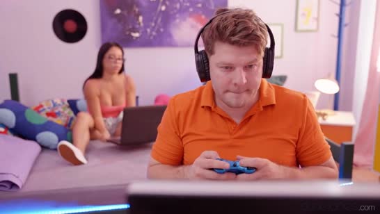 Megan Fiore сумела отвлечь мужа от компа ради секса 1