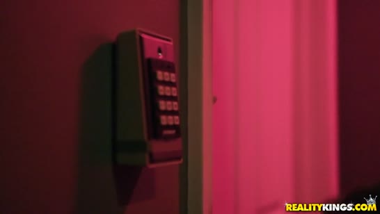 Телочка одела эротичное белье и устроила красивую оргию 1