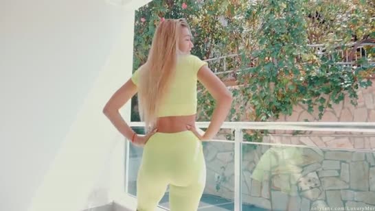 Молодая чика начинает со старательного минета