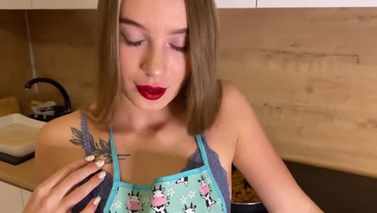 Жена в откровенном белье на кухне сразу была трахнута на месте 1