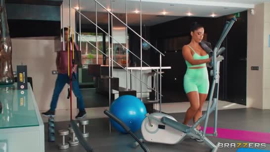 Фитоняшка Megan Fiore жестко долбится в зад с тренером 1