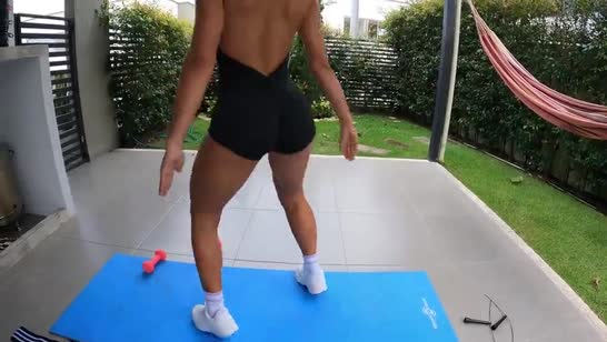 Наблюдал за сексуальным фитнесом подруги и не удержал стояк 1