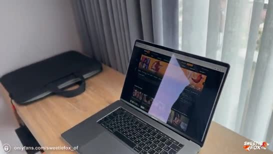 Строгий закрытый наряд не мешает ей быть шлюшкой 1