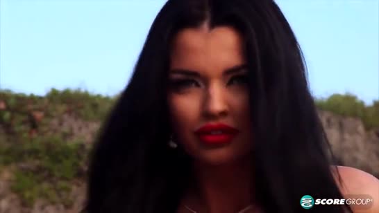 Брюнетка с огромными дойками снимает соло на пляже